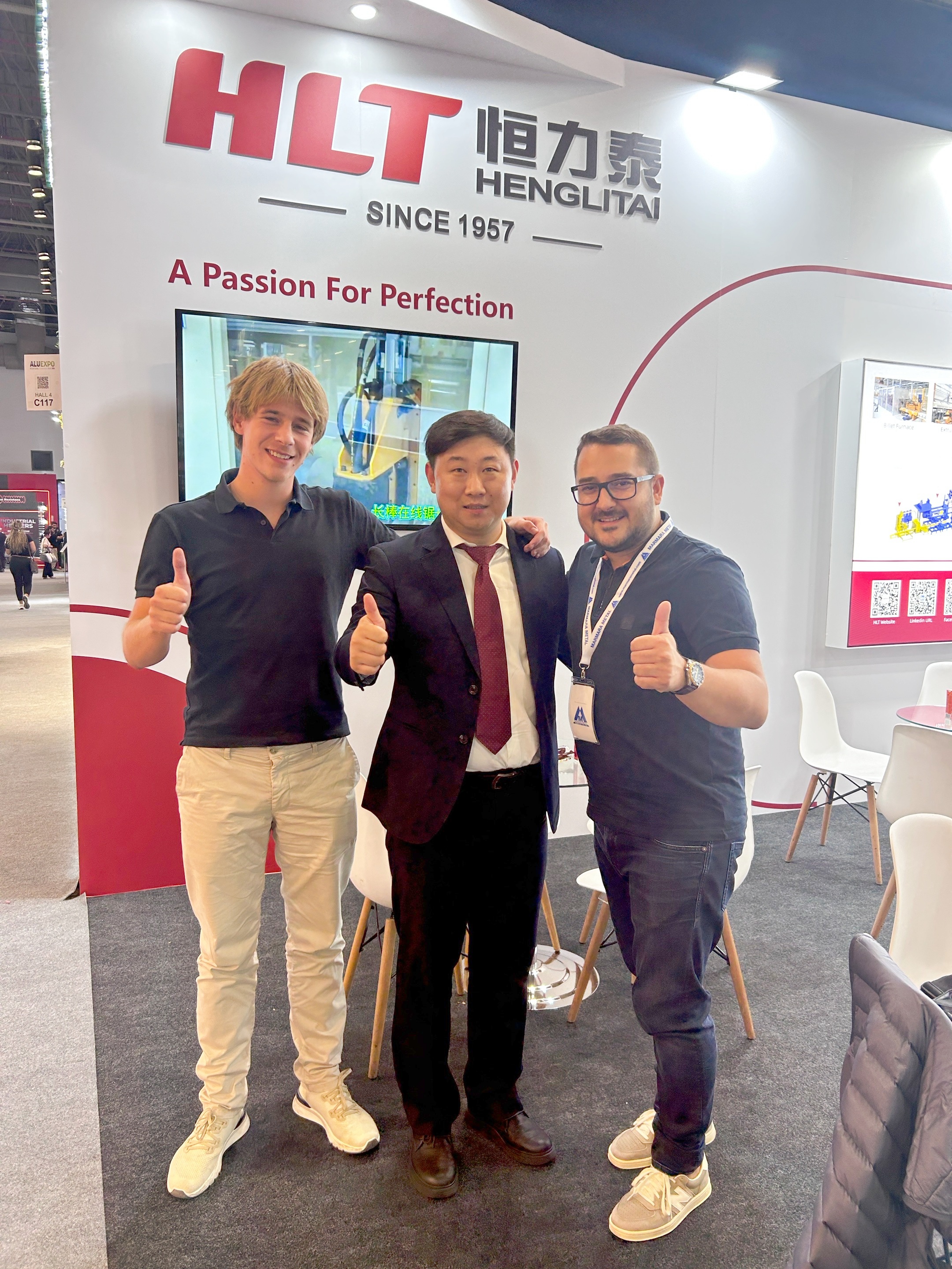 土耳其铝展客户合影 (1)