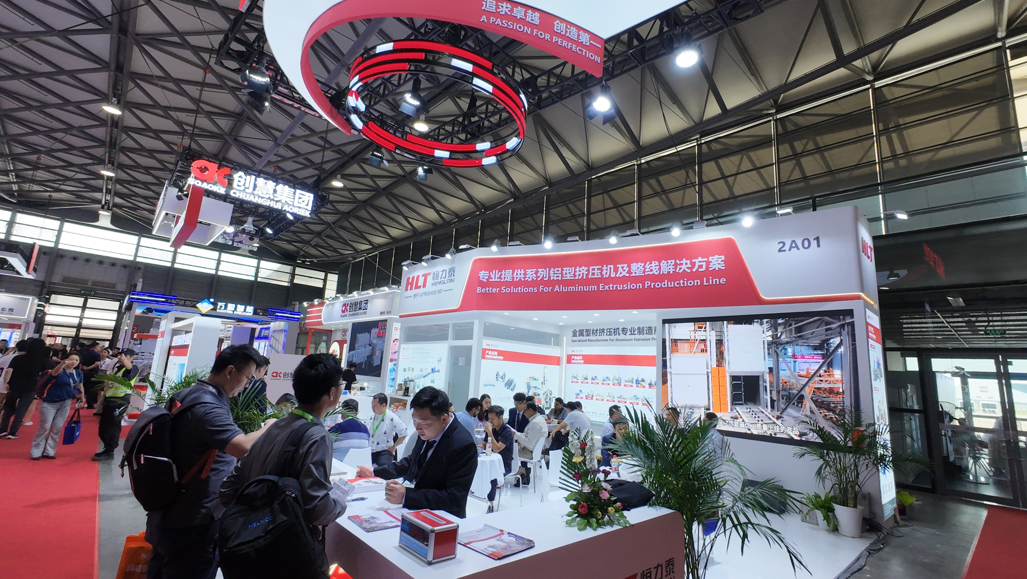 A new generation of products sets off a craze! HLT wins the hearts of global customers with its "new" products at the Aluminium China 2025